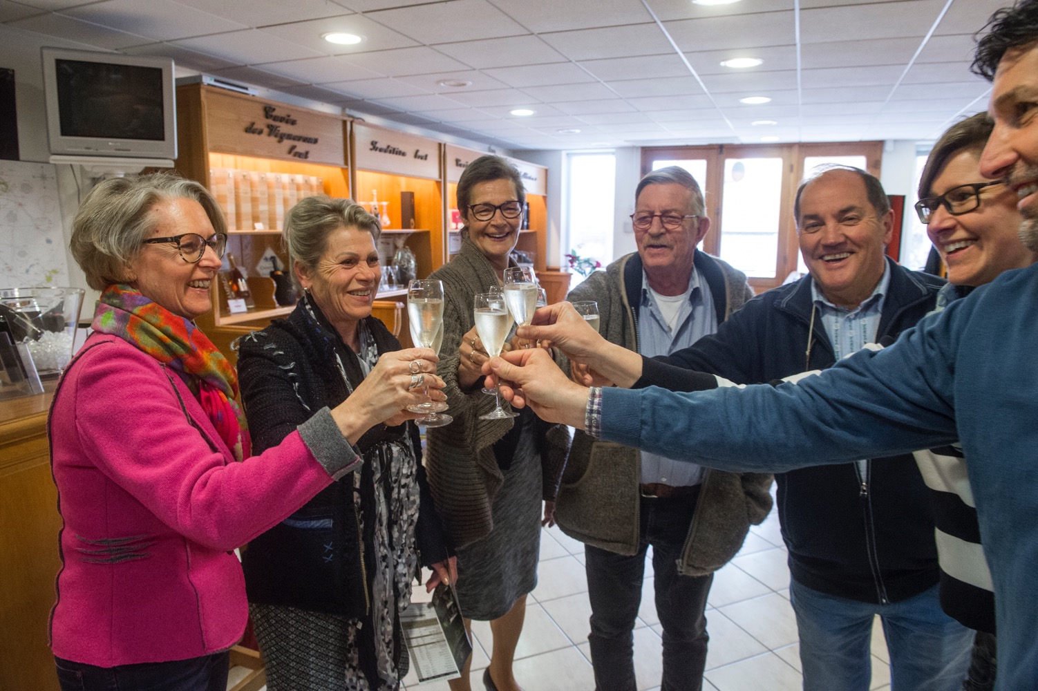 Gezelschap proost tijdens een champagnedegustatie